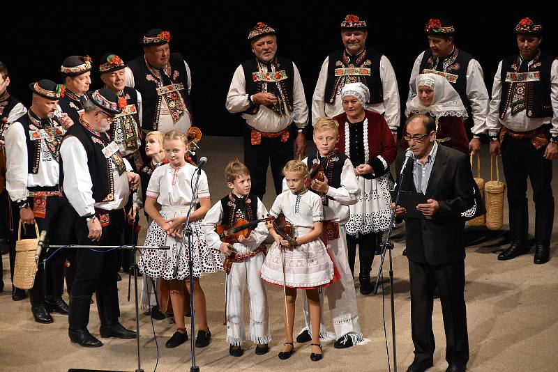 Už pošestnácté se v brodském Domě kultury konal v sobotu 17. listopadu pořad Legendy moravského folkloru. Na pódiu stanuly muzikantské rody Bruštíků, Málků, Škubalů a Petrů. Hostem večera byl rod Dudíků ze Slovenska.