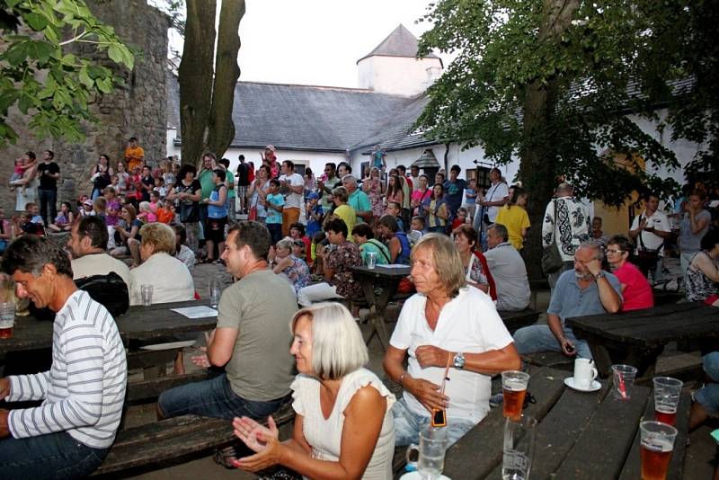 Při hodinové noční tajuplné procházce hradem Buchlov si mohli návštěvníci užívat hraných veselých i vážných pověstí. Na své si přišli i při ohnivé show.