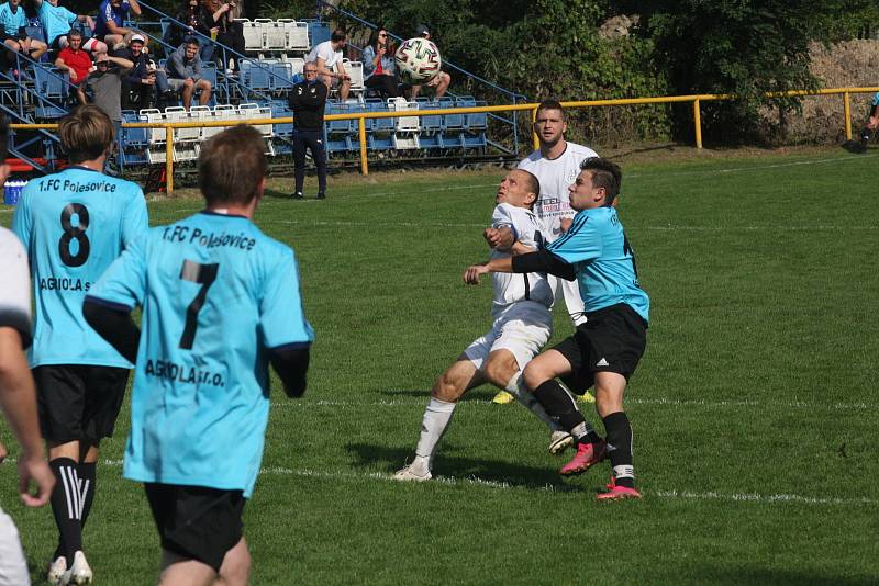 Fotbalisté Ořechova (bílé dresy) v hodovém derby porazili Polešovice 2:0.