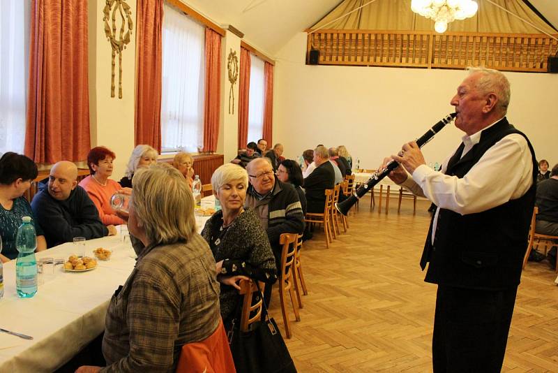 SETKÁNÍ. V kunovickém zařízení U Pálenice si dali v neděli dostaveníčko lidé dialyzovaní, po transplantaci ledvin a jejich rodinní příslušníci.