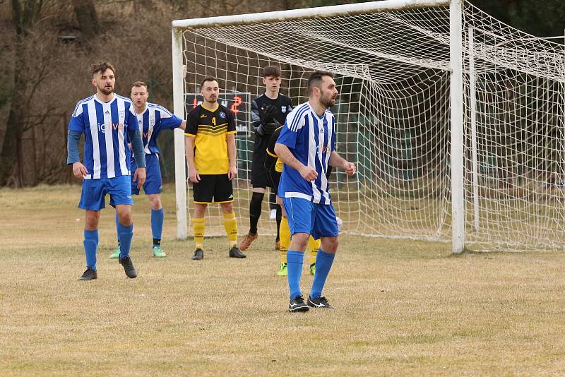 Fotbalisté Ostrožské Lhoty (žlutočerné dresy) ve čtvrtfinále Poháru OFS Uherské Hradiště podlehli Hluku B 1:2.