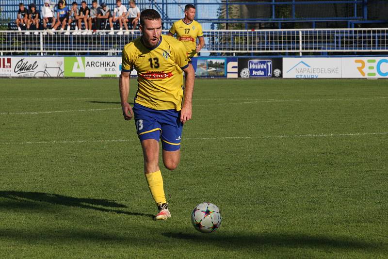 Fotbalisté Starého Města (žluté dresy) v 5. kole krajské I. B třídy skupiny C zdolali Polešovice 1:0.