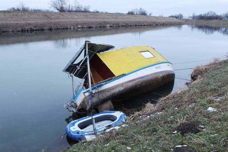 Hausbót ležící v řece Moravě u Jarošova už jednou visel na jejím břehu. Provozovatel schytal pokutu.