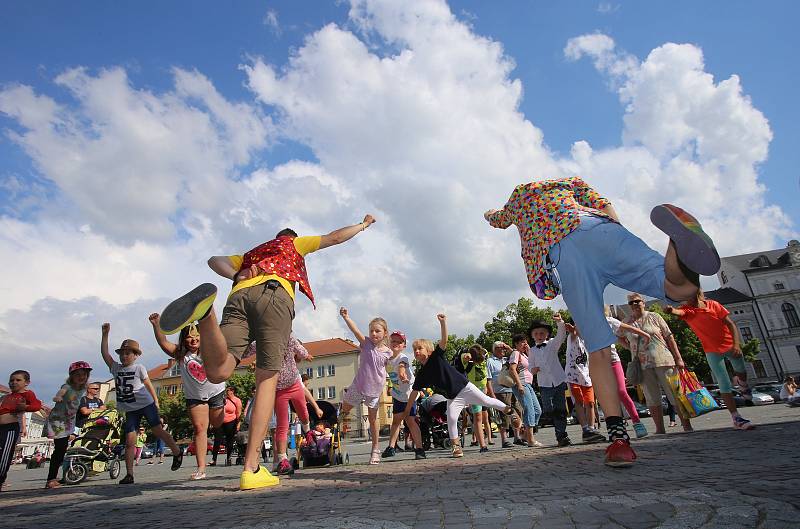 Magic festival 2018 v Uherském Hradišti. Kouzelné náměstí na Masarykově náměstí. Kouzelník Mišuge a Maxi  (vpravo)