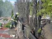 Na hřbitově v Mařaticích hořelo 23. 7. 2023. Plameny z tújí se rozšířily i na sousední pole.