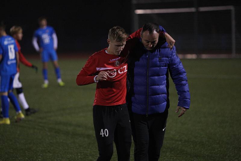 Fotbalisté Uherského Brodu (červené dresy) v přípravném zápase podlehli dorostu Baníku Ostrava 0:7.