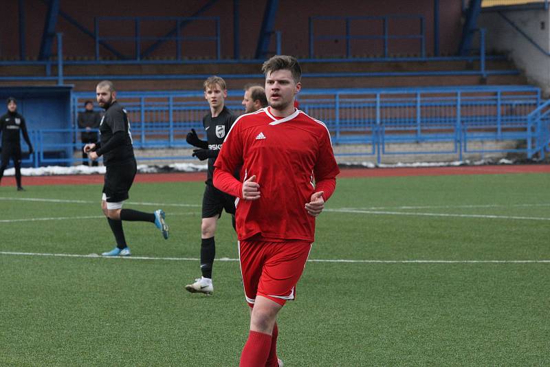 Fotbalisté Dolního Němčí (černé dresy) v zahajovacím utkání jubilejního dvacátého ročníku Gambrinus Cupu podlehli Mladcové 0:2.