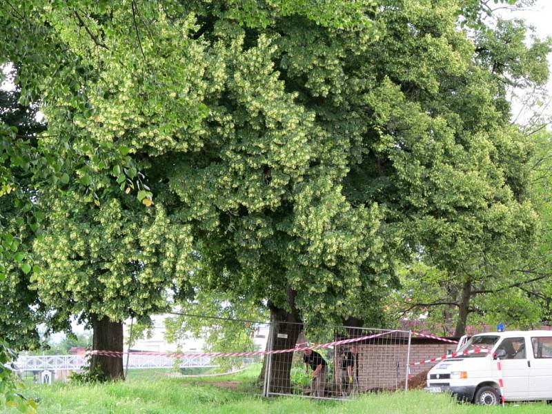 Velký rozruch a evakuaci obyvatel dvou panelových domů způsobil v pondělí 10. června kolem 16. hodiny v Uherském Hradišti nález bedny plné schránek s trhavinou ze II. světové války.