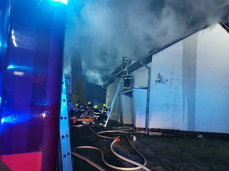 Plameny zachvátily střechu pálenice v Bojkovicích. Bojovalo s nimi sedm hasičských jednotek