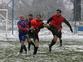  Časté sněhové přeháňky a nepříznivá předpověď negativně poznamenaly víkendové kolo fotbalových soutěží v kraji.