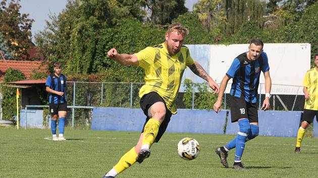 Fotbalisté Kunovic (žluté dresy) v 7. kole krajské I. A třídy skupiny B remizovali se Šumicemi 1:1.
