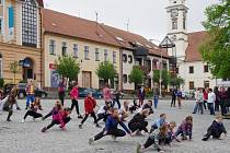 Trochu zvláštní taneční premiérou ožil o pozdním pátečním odpoledni Uherský Brod. Se čtyřdenním zpožděním se tam desítky milovníků tanečních kreací rozhodly oslavit Mezinárodní den tance.