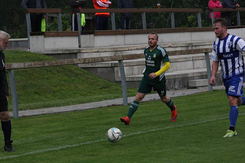 Fotbalisté Nivnice (zelené dresy) doma otočili zápas 7. kola I. A třídy skupiny B, Nedachlebice zdolali 2:1.