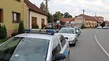 Na padesátka Podolanů se sešla před budovou obecního úřadu v Podolí, aby dala najevo svoji nespokojenost se zpochybňováním výsledků referenda. Zakročit přijela i policie ČR.
