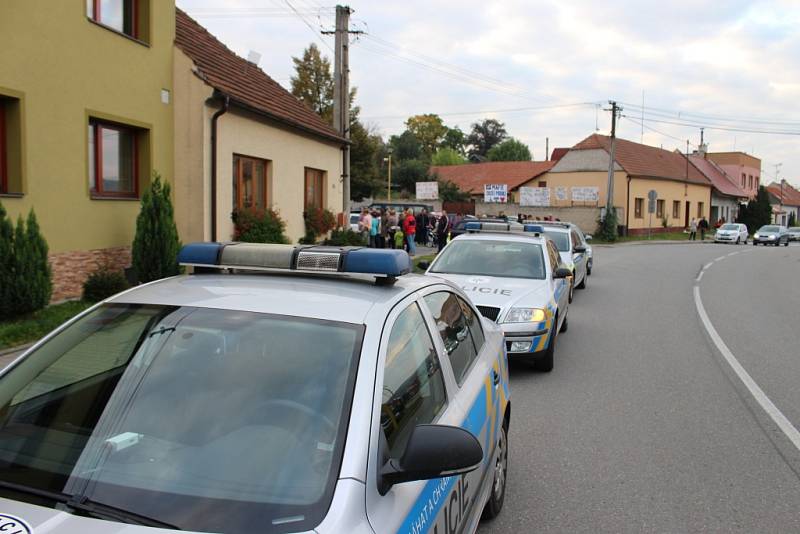 Na padesátka Podolanů se sešla před budovou obecního úřadu v Podolí, aby dala najevo svoji nespokojenost se zpochybňováním výsledků referenda. Zakročit přijela i policie ČR.