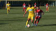 Fotbalisté Strání (žluté dresy) ve 2. kole krajského poháru zvítězili na hřišti sousedního Slavkova hladce 6:0.