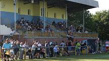 Fotbalisté Strání (žluté dresy) ve 2. kole krajského poháru zvítězili na hřišti sousedního Slavkova hladce 6:0.