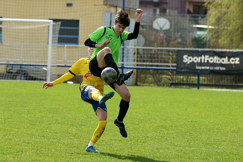 Dorostenci Starého Města (žluté dresy) ve šlágru 15. kola krajského přeboru dorostu prohráli s Uherským Brodem 1:3. Foto: pro Deník/Mojmír Zapletal