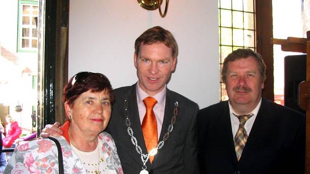 Vedoucí výpravy Irena Koubová se starostou Naardenu Peterem Rehwinkelem (uprostřed).