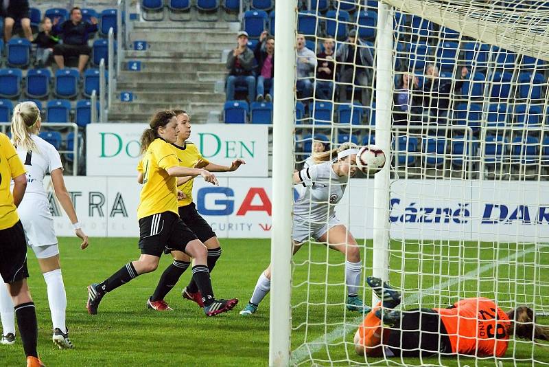 Fotbalistky Slovácka (v bílých dresech) zdolaly na Městském stadionu Horní Heršpice 2:1. Foto: Petr Zapletal