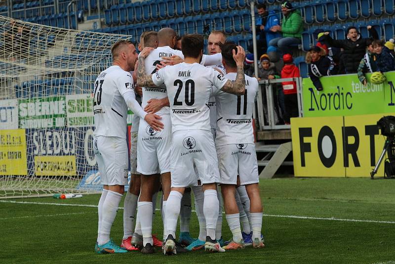 Fotbalisté Slovácka (bílé dresy) zakončili základní část FORTUNA:LIGY ve středu doma proti Liberci.