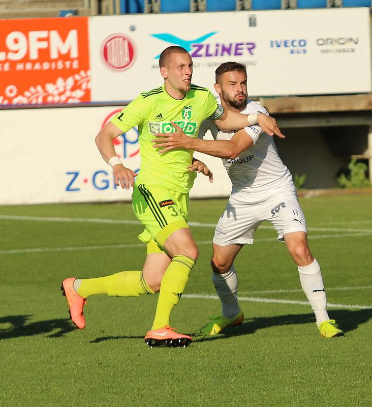 Fotbalisté Slovácka (v bílých dresech) ve 27. kole FORTUNA:LIGY hostili Karvinou. Utkání se zase hrálo téměř bez diváků.