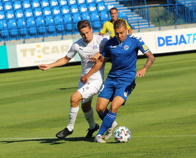 Fotbalisté Slovácka (v bílých dresech) vyhráli v Senici 1:0