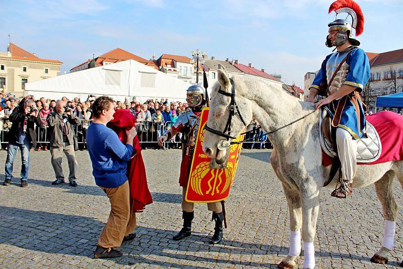 Masarykovo náměstí v Uherském hradišti se zaplnilo lidmi, vínoznalci, vinaři i hradišťským farářem Josefem Říhou, který přede všemi, i před sv. Martinem na koni požehnal letošním svatomartinským vínům.