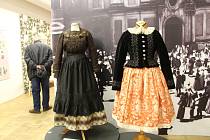 Výstava módy v Hradišti představuje turnýru, šaty s husí hrudí i spodní prádlo z přelomu 19. a 20. století.