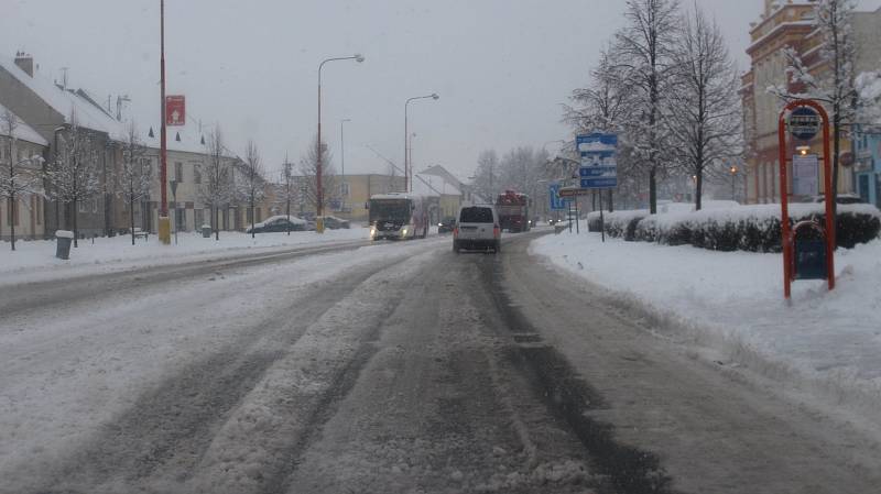 Slovácko v pondělí 28. ledna ráno zasáhla vydatná sněhová nadílka. Po celé ráno komplikovala především dopravu.