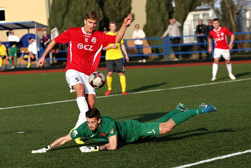 Fotbalisté Uherského Brodu (v červených dresech) v 17. kole Fortuna MSFL remizovali s Kroměříží 1:1.