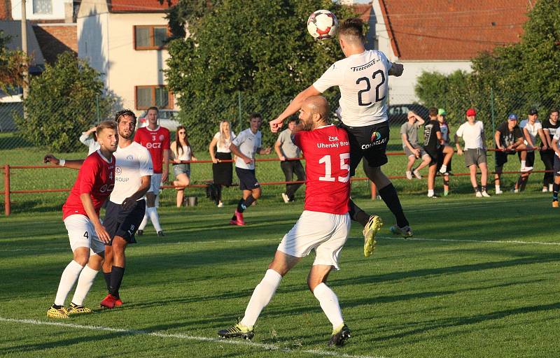 Derby fotbalistů Uherského Brodu (červené dresy) s béčkem Slovácka