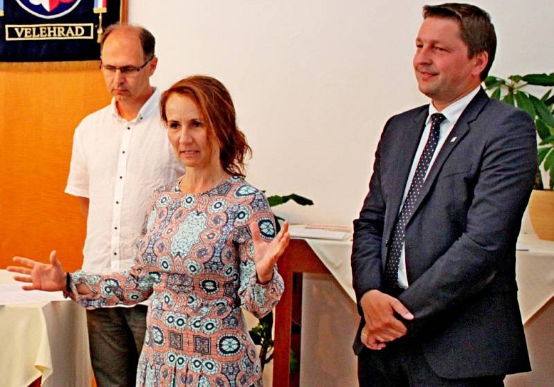 Slavnostní akt předávání cen nejlepším zpravodajům se uskutečnil za účasti organizátorů soutěže, poslance Miroslava Kalouska a biskupem Martinem Davidem