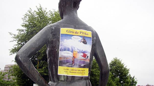  Plakát lákající na Giro de Pivko tradičně zkrášlil i záda sochy nejznámější hradišťské cyklistky na bývalé tržnici. 