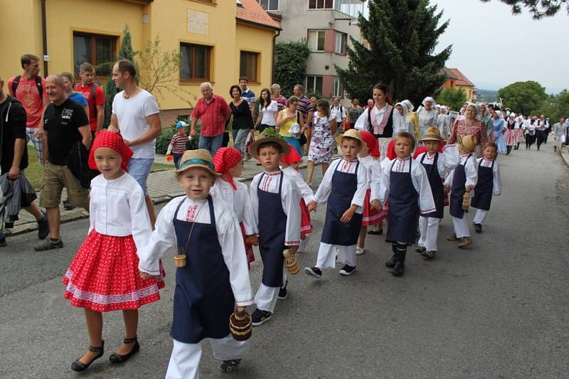 Návštěvníci VI. ročníku TOP víno Slovácka se v sobotu na hřišti u školy rozhodně nenudili.