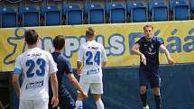 26. kolo MSFL, neděle 15. 5. 2016, Městský fotbalový stadion Miroslava Valenty seniora  1.FC Slovácko B – Zlín B (v bílém) 1:1 (1:0)