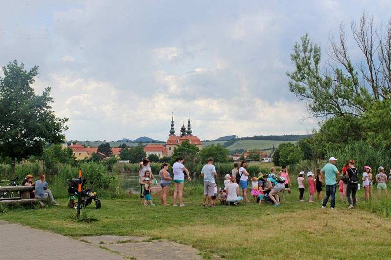 DĚTSKÝ DEN. Dvě stě dětí v doprovodu svých rodičů přišlo v sobotu oslavit svůj svátek k rybníkům před velehradskou bazilikou a na hřiště v Modré