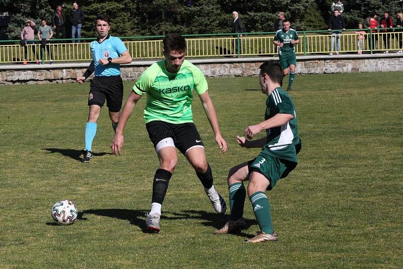 Derby fotbalistů Dolního Němčí (světle zelené dresy) s Nivnicí skončil v I. A třídě nerozhodně 2:2.