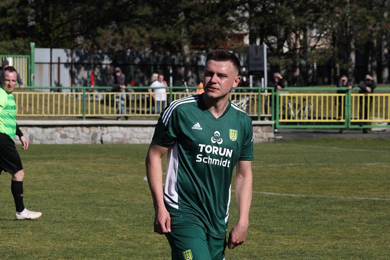 Derby fotbalistů Dolního Němčí (světle zelené dresy) s Nivnicí skončil v I. A třídě nerozhodně 2:2.