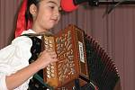 Věk nerozhoduje, důležitá je láska k nástroji. Na snímku desetiletá Katka Kubačáková ze slovenské Turzovky.