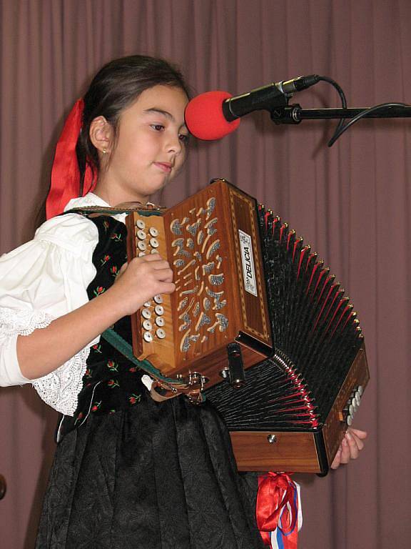 Věk nerozhoduje, důležitá je láska k nástroji. Na snímku desetiletá Katka Kubačáková ze slovenské Turzovky.