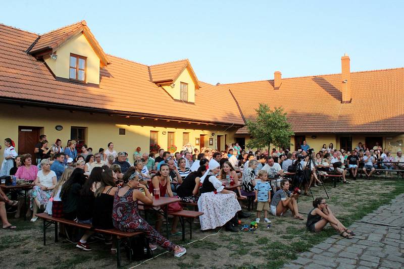 Písně, tance a hudba uchvátily v sobotu návštěvníky babického Mýtinkafestu.