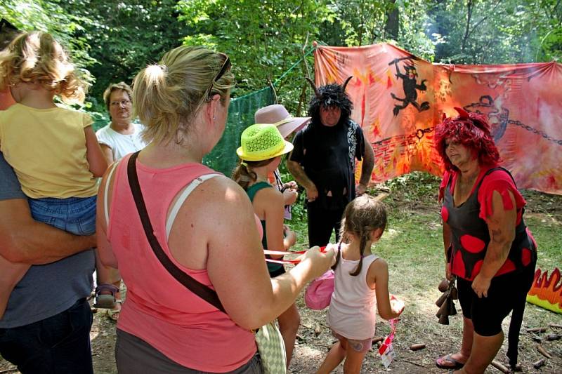 Nadšenci z Kudlovické doliny připravili pro kluky a holky už potřinácté pohádkovou stezku.