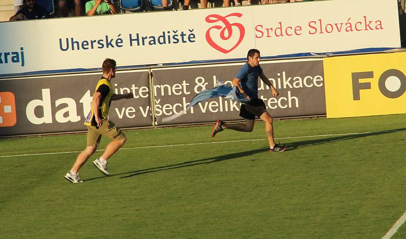 Fotbalisté Slovácka /v bílých dresech/ zvítězili ve 2. kole FORTUNA:LIGY nad Baníkem Ostrava 2:1