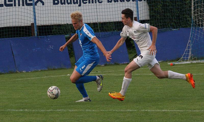 Fotbalisté Slovácka B (bílé dresy) v páteční předehrávce 32. kola MSFL remizovali na hřišti v Kunovicích s juniorkou Ostravy 2:2.