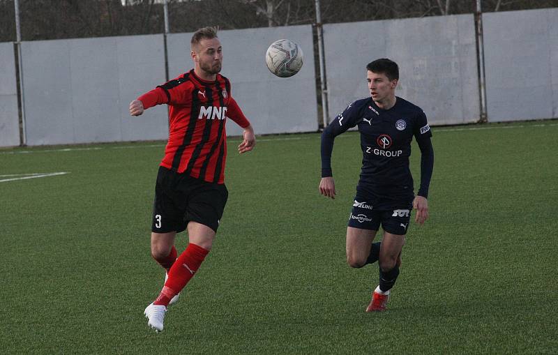 Fotbalisté Slovácka B (modré dresy) v přípravném zápase porazili divizní Hodonín 2:0. Oba góly vstřelil Pavel Juroška.