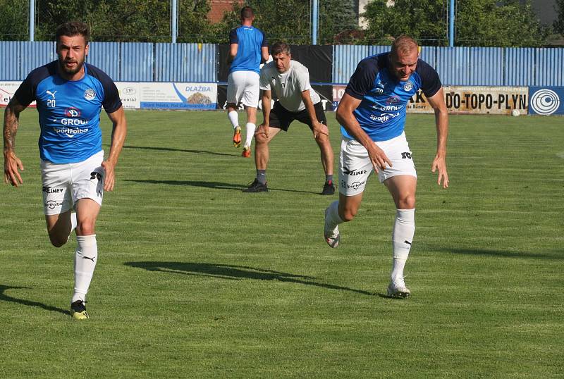 Fotbalisté Slovácka (bílé dresy) na úvod letní přípravy přehráli druholigový Vyškov 6:1.