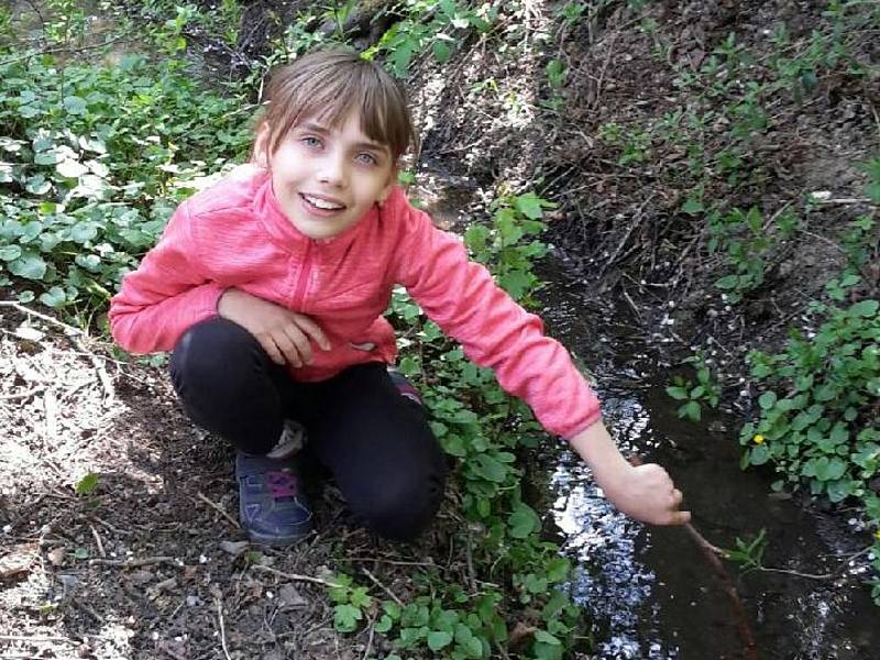 Děti posílaly v době dálkové výuky do školy fotopozdravy. Přírodovědný průzkum.