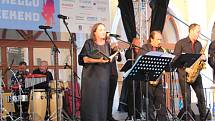 Bára Basiková zazpívala v Hradišti na Hello Jazz Weekendu „bondovky“ od Adell i od Tiny Turner. Doprovázel ji F dur jazzband.