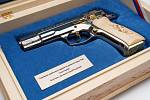 Ručně rytá pistole CZ 75 z edice Řád Bílého lva, kterou prezident Petr Pavel věnoval svému ukrajinskému protějšku Volodymyru Zelenskému při návštěvě Ukrajiny dne 28. dubna 2023.